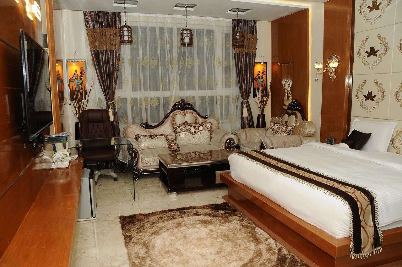 Hotel Rajahamsa Anantapur Extérieur photo